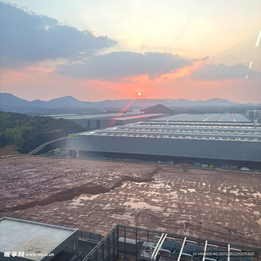 夕阳下的大型建筑施工现场