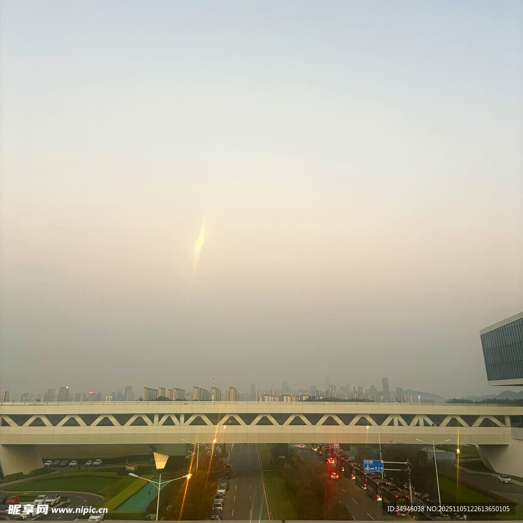 城市高架桥景象