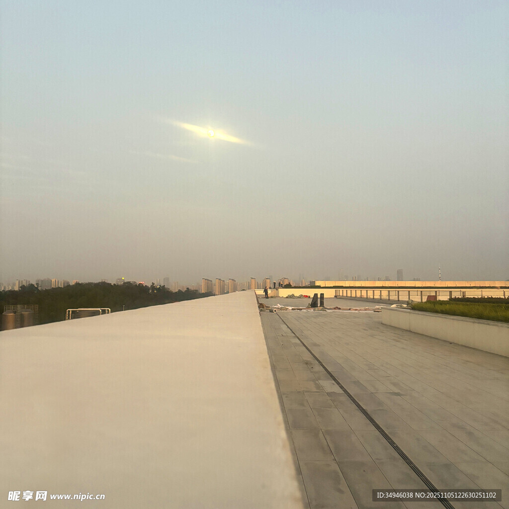 宽阔公路延伸向远方