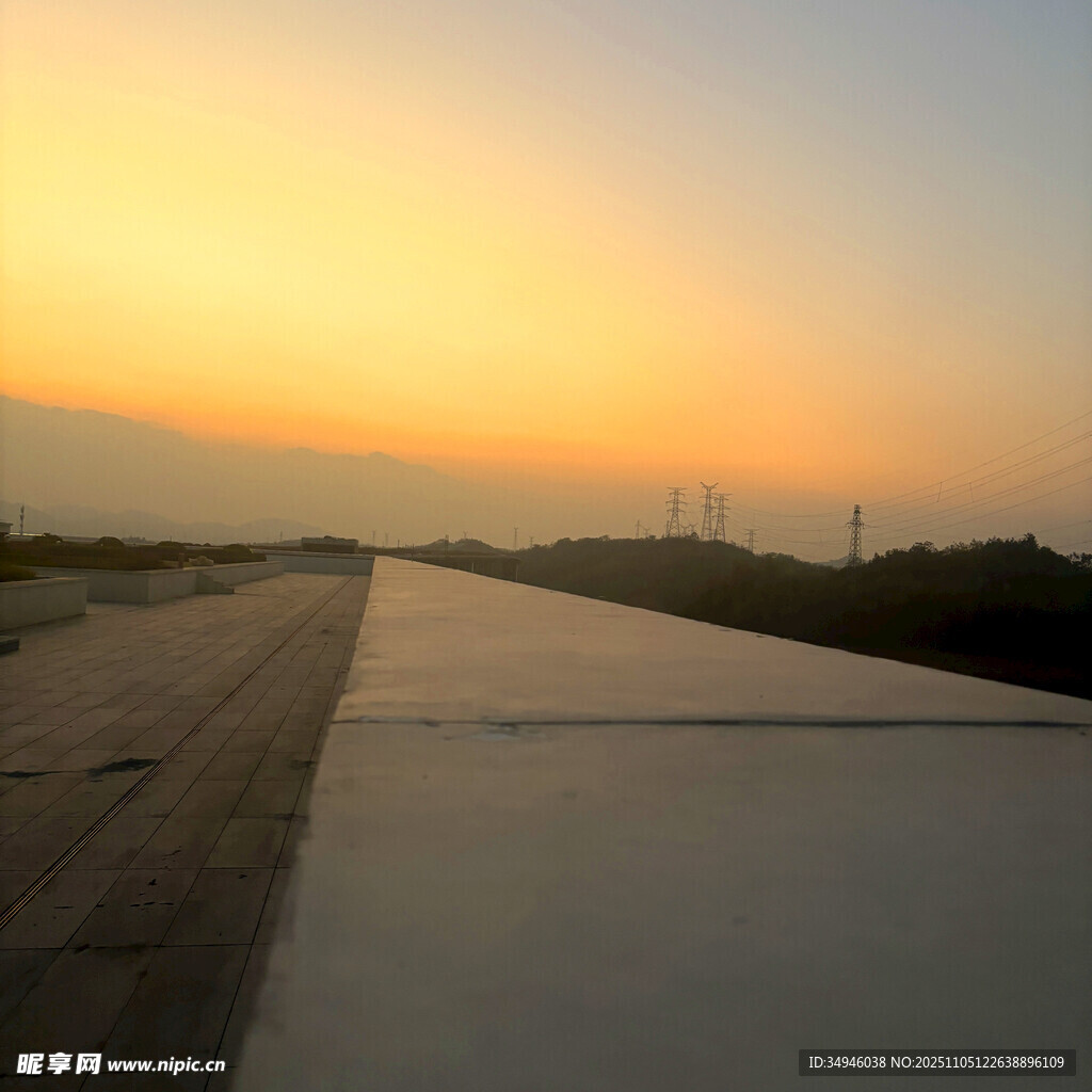 夕阳下的宽阔道路