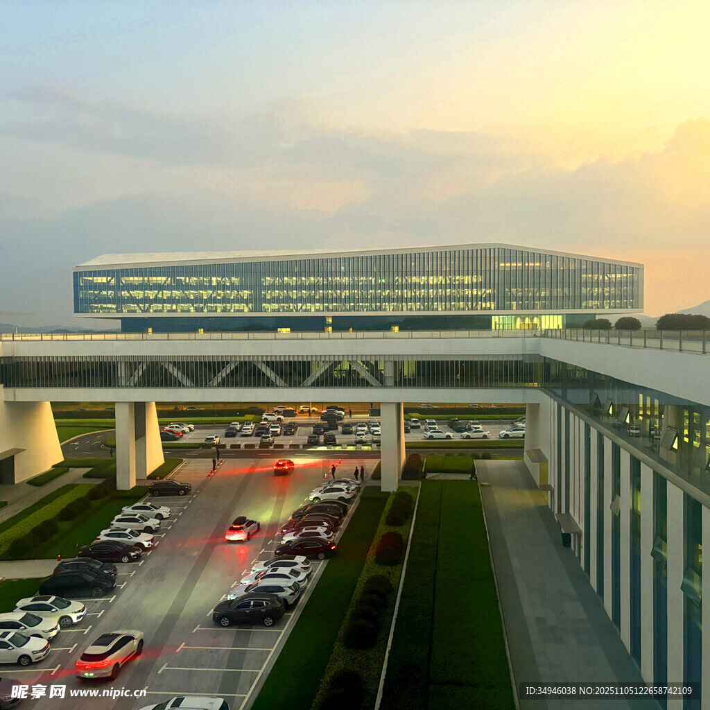 黄昏下繁忙的现代化交通场景