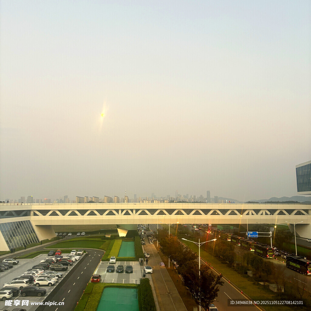 城市中现代风格的过街天桥