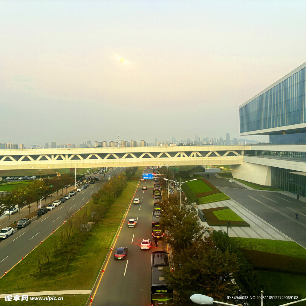 城市高架桥上的繁忙交通