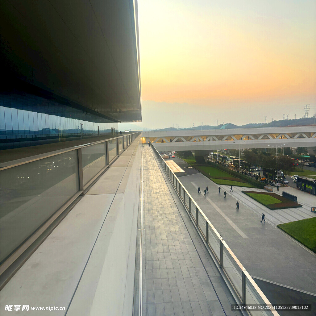 城市建筑露台的黄昏景致