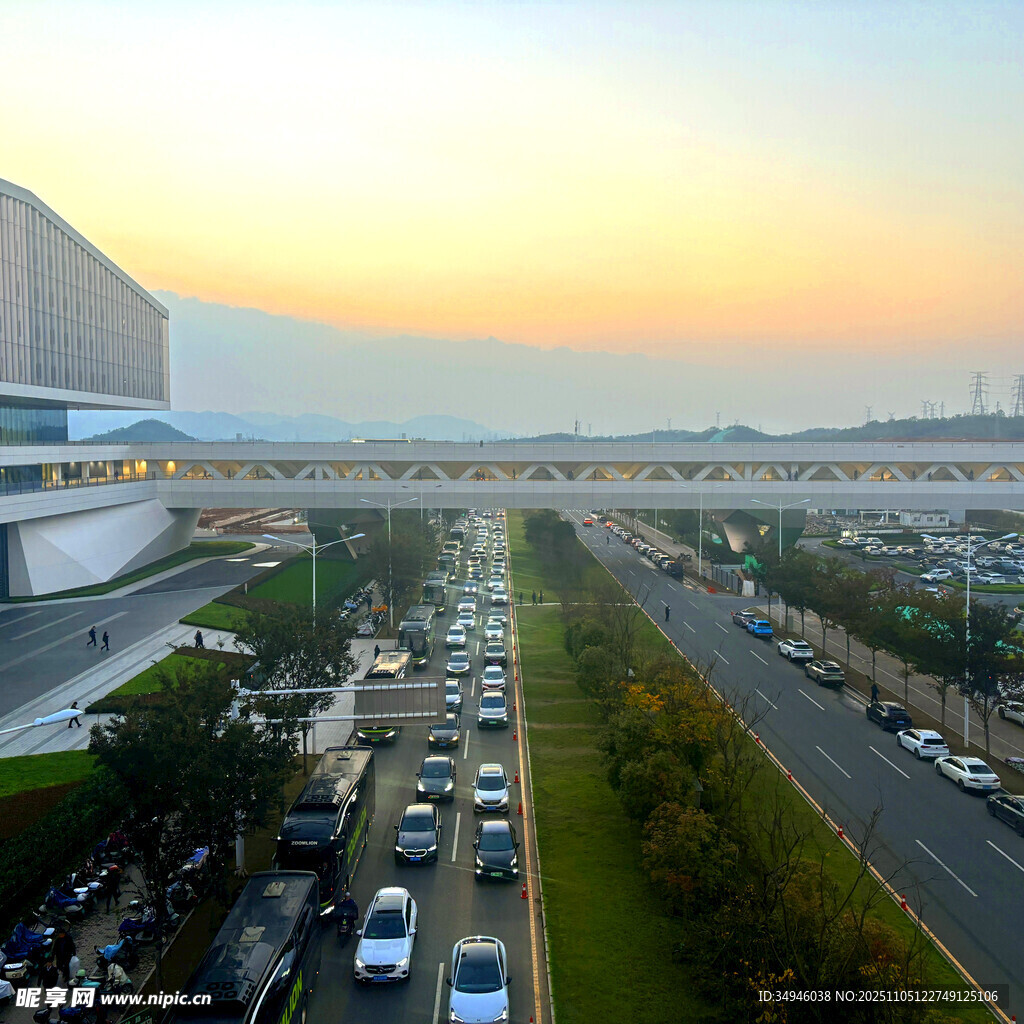 城市道路车流与日出景观