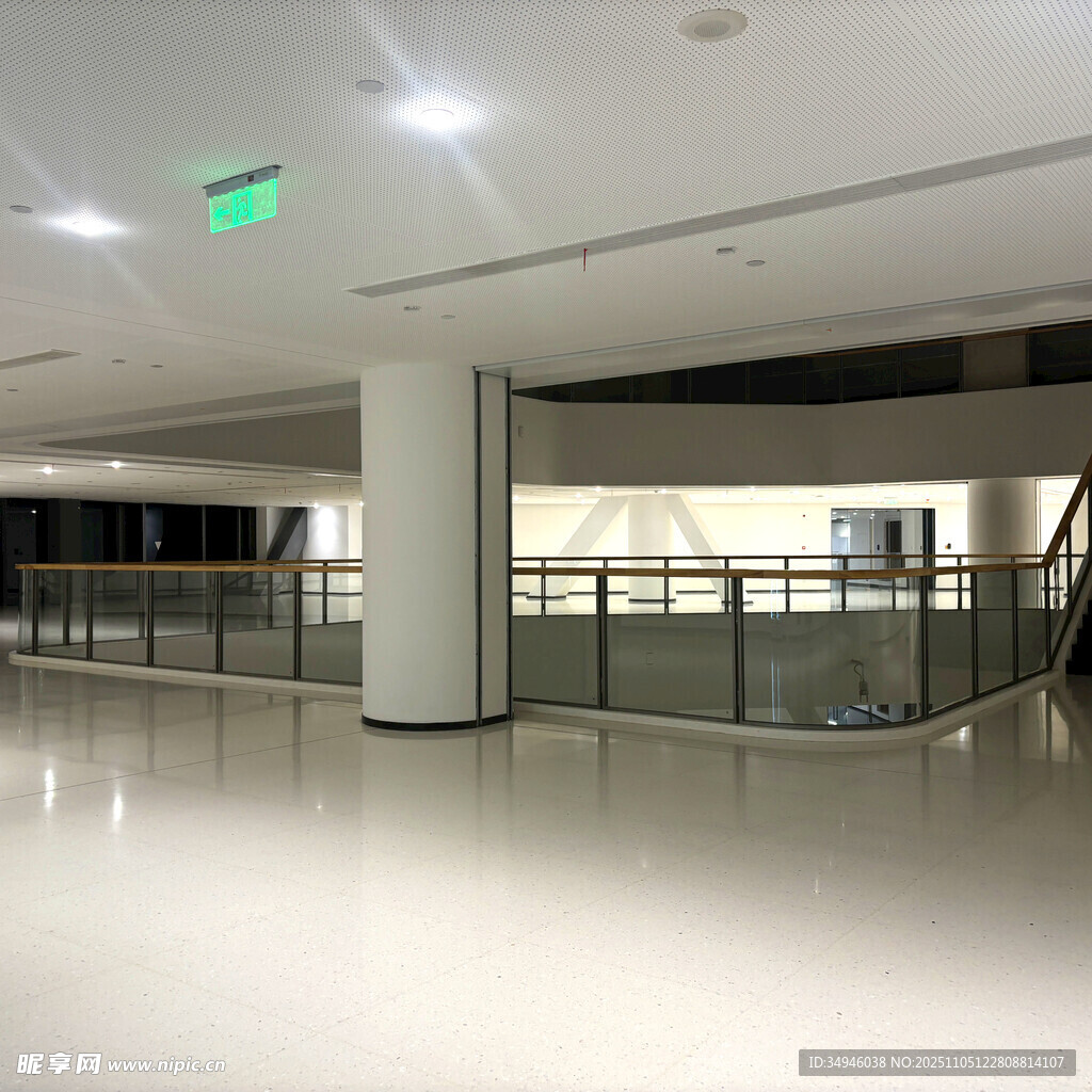空旷的现代化室内空间