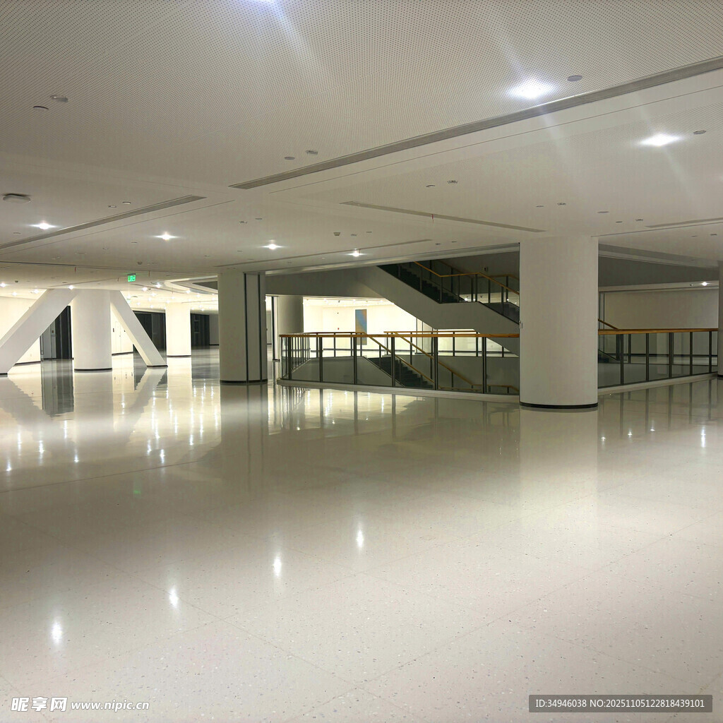 现代宽敞的室内大厅空间