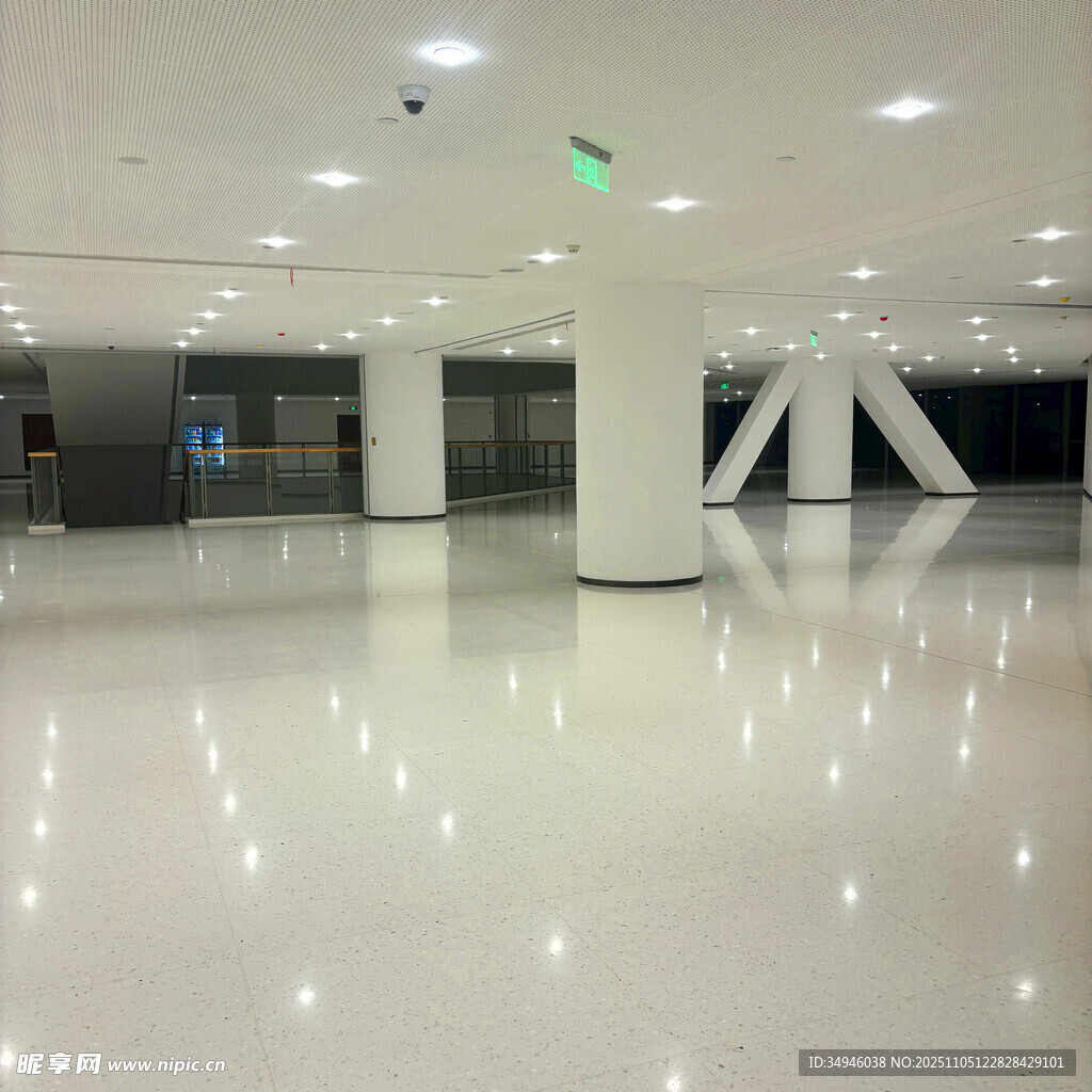 宽敞明亮的现代化室内空间