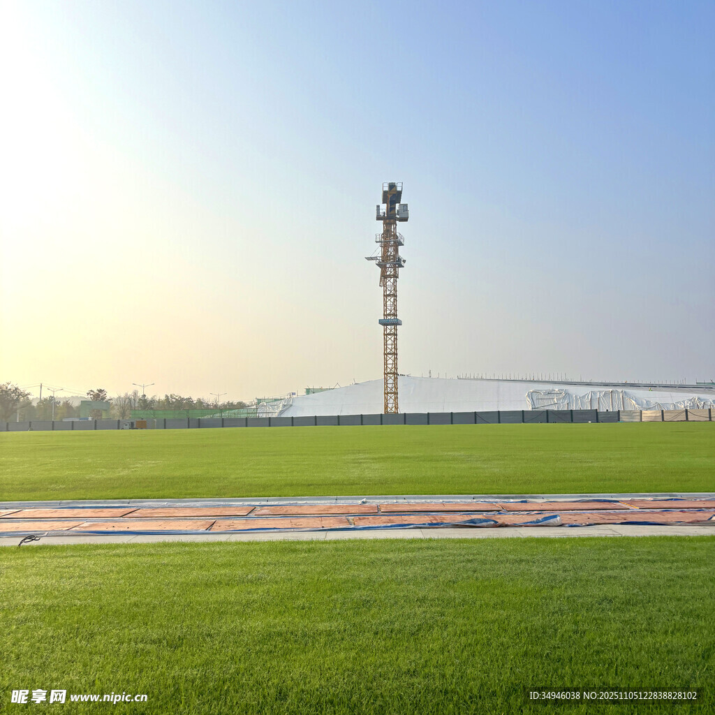 机场跑道旁的通信塔