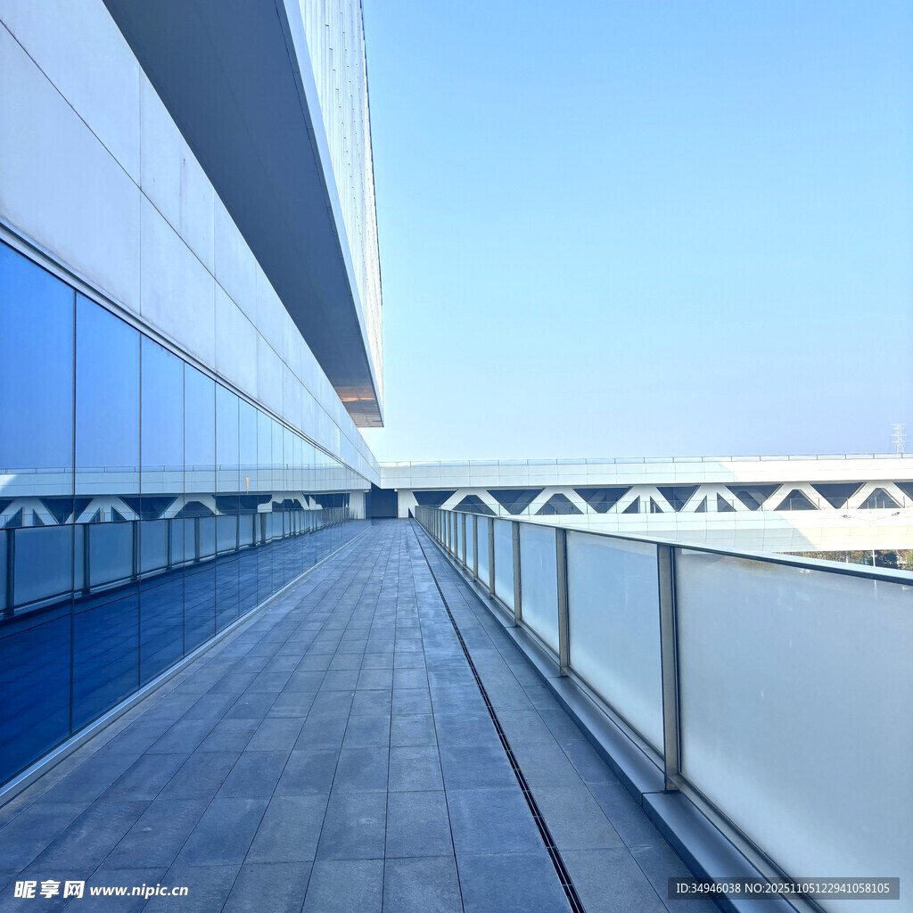 现代建筑外的开阔露台空间
