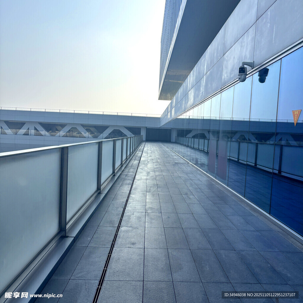 现代建筑外的宽敞空中廊道