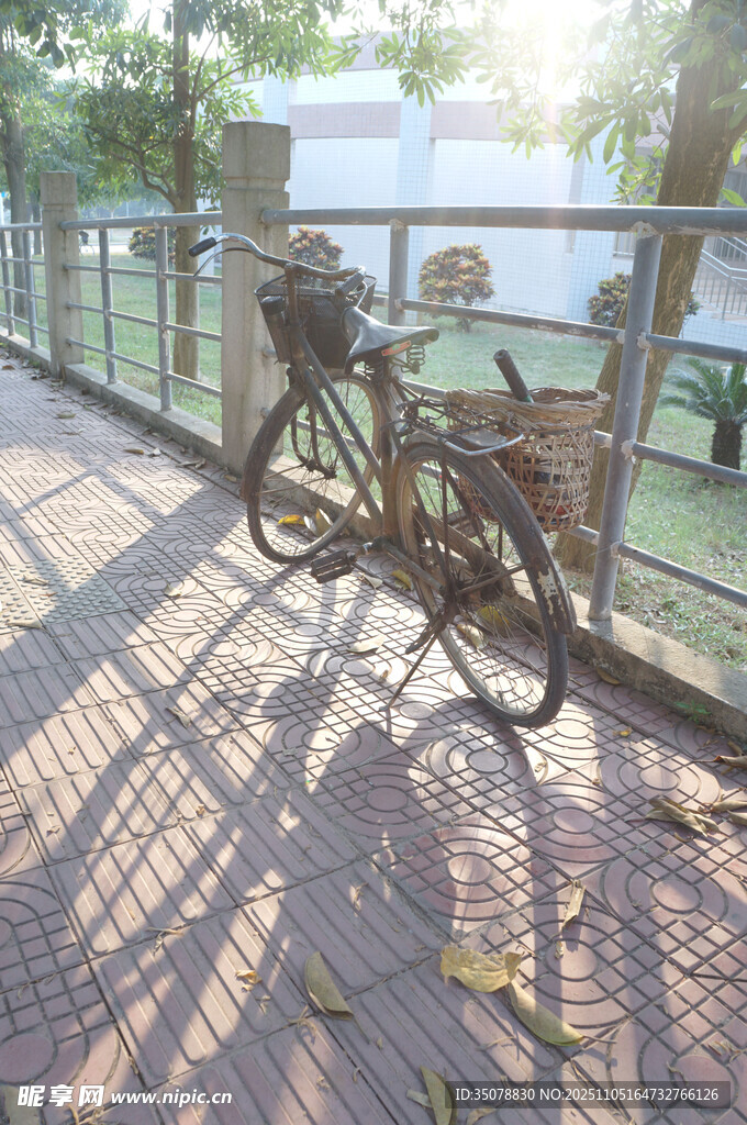 阳光下停靠在步道的自行车