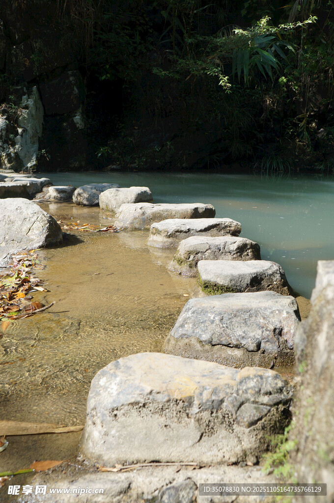 溪边错落有致的石头步道