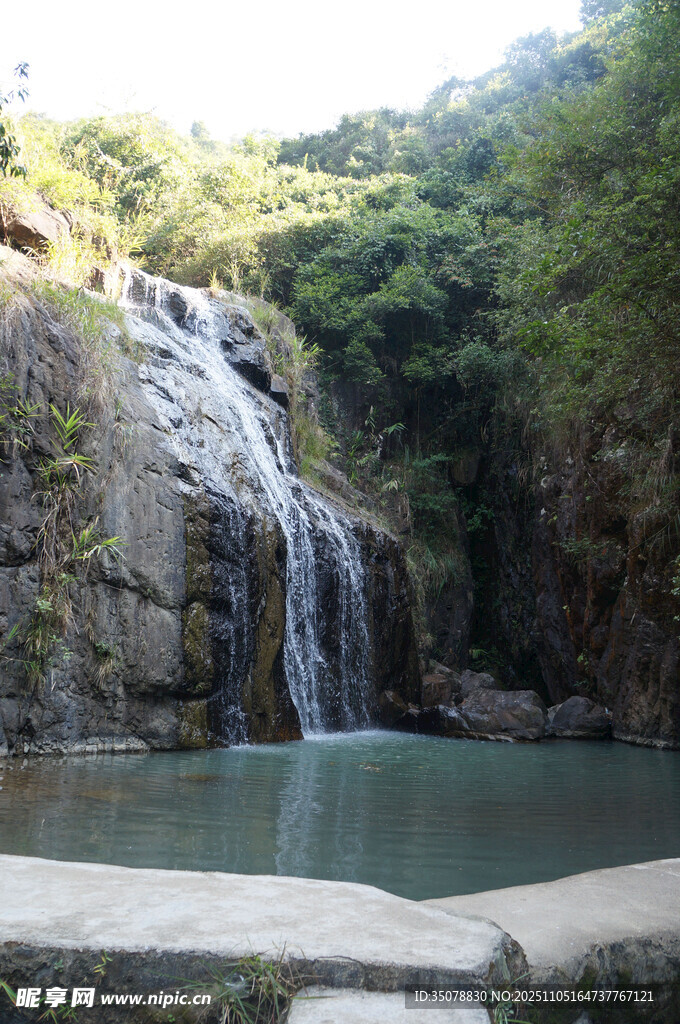 山间瀑布下的清幽水潭