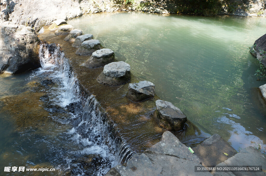 溪边踏脚石潺潺流水景