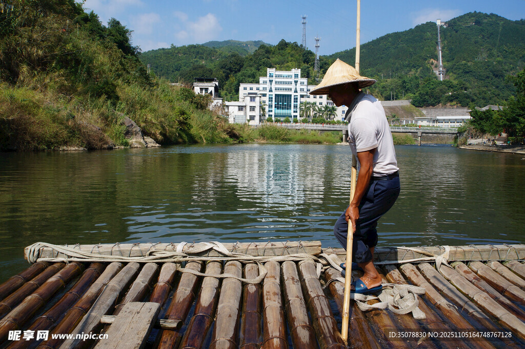 竹筏上撑篙的乡村男子