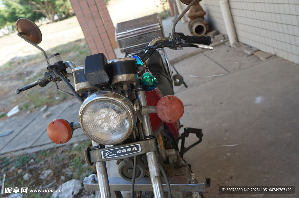 老旧摩托车停在户外角落