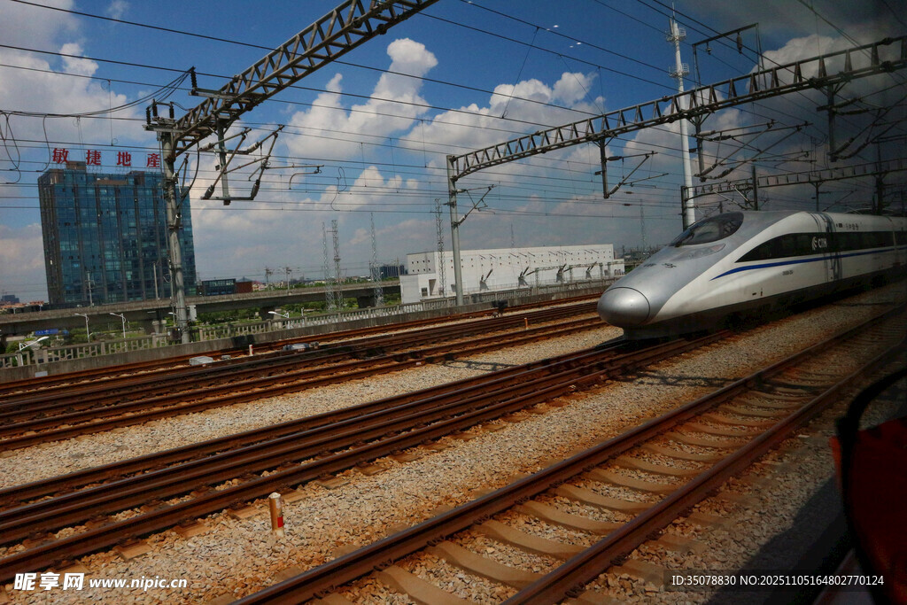 高速列车驶于铁轨之上