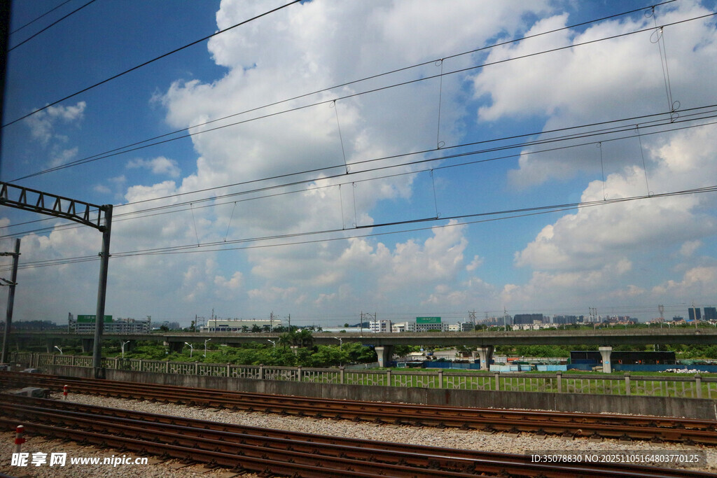 铁轨旁的蓝天白云风景