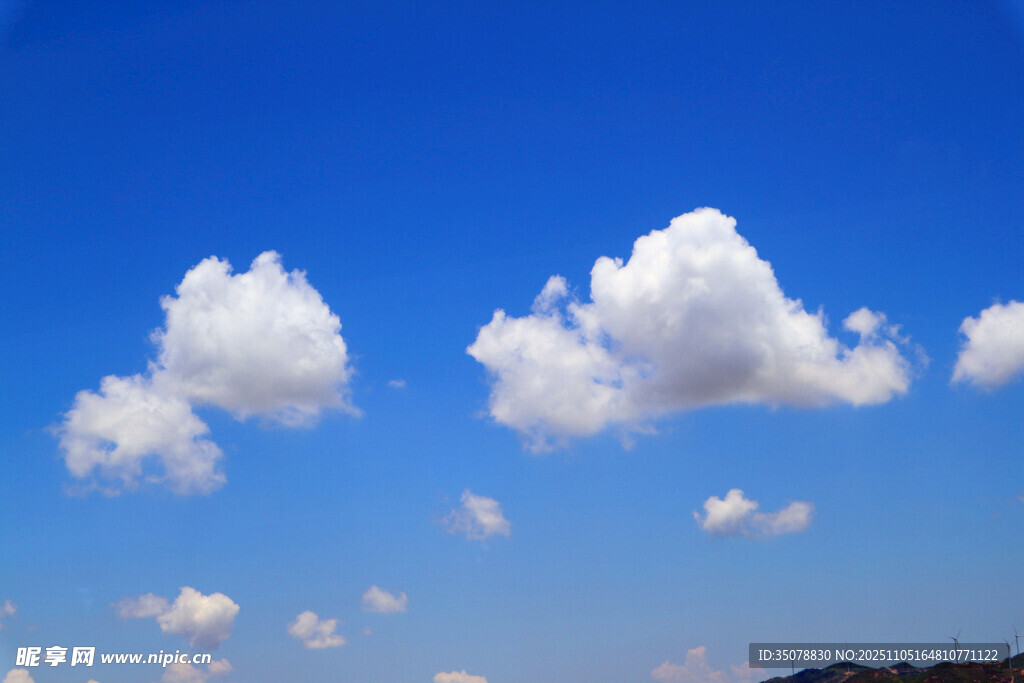 蓝天飘着几朵白云