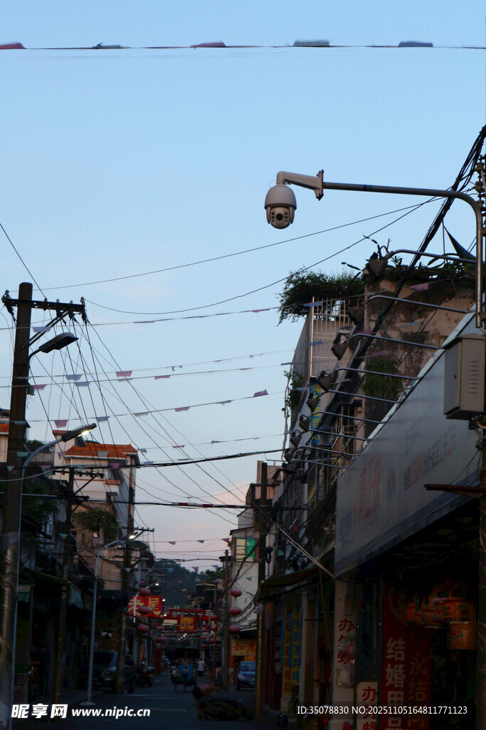 黄昏下的老旧街道景象