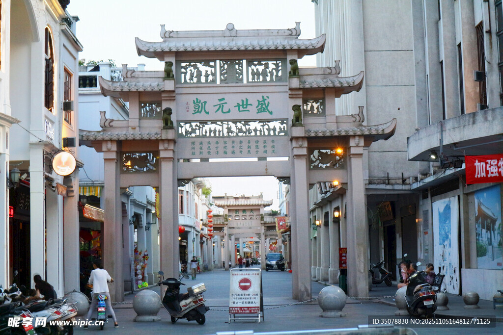 潮州古牌坊下的街道景致