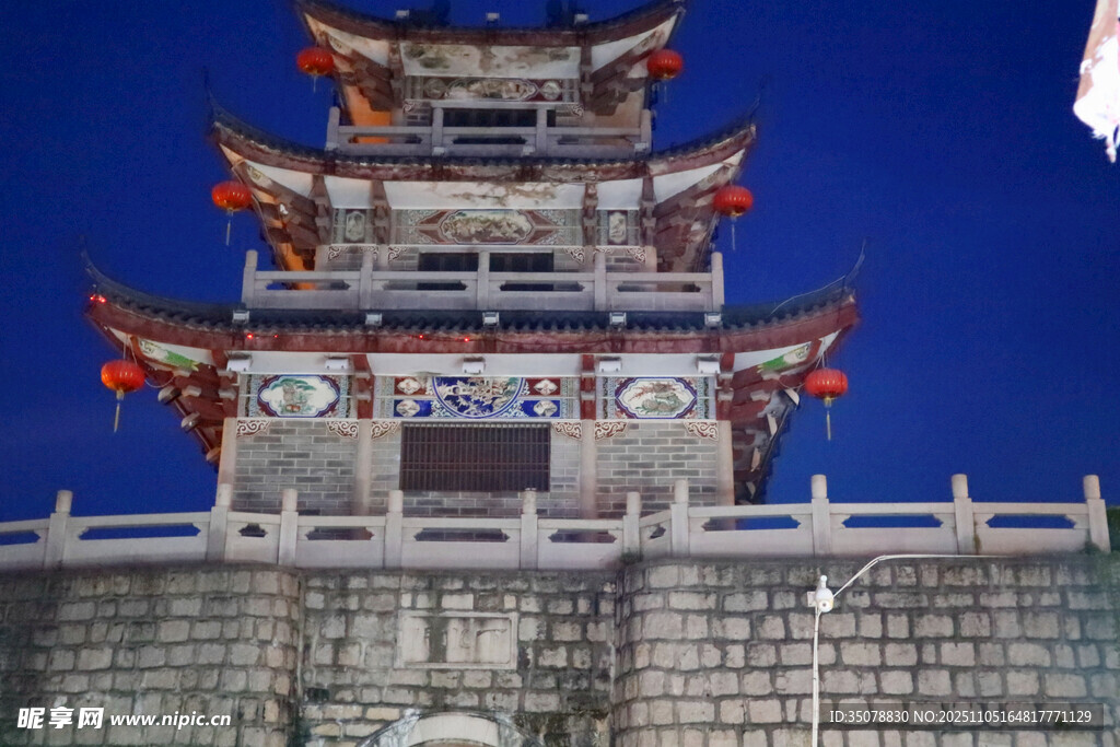 潮州古色古香的中式塔楼夜景