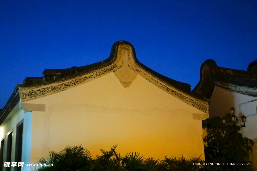 潮州黄昏下的中式传统屋顶