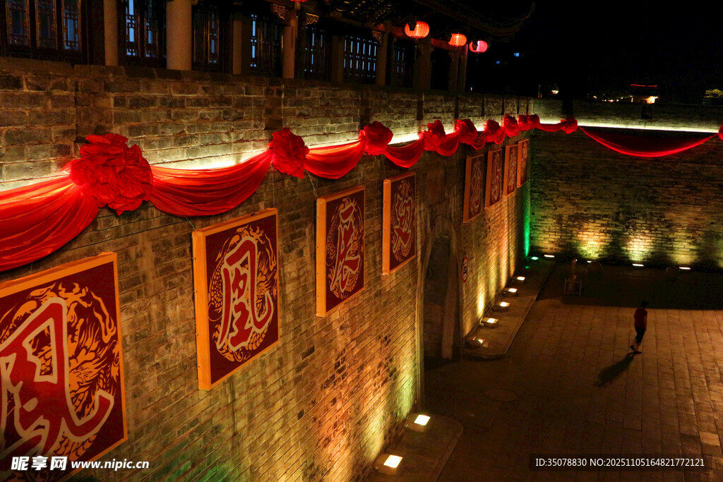 广济楼古巷红灯笼装点的喜庆夜景