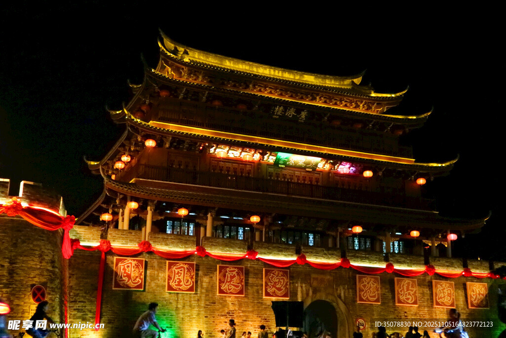 广济楼夜晚璀璨的中式古建筑