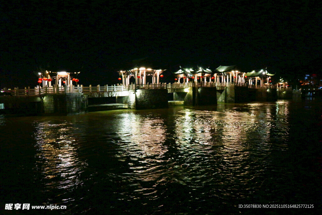 广济桥夜晚河畔璀璨灯光倒影