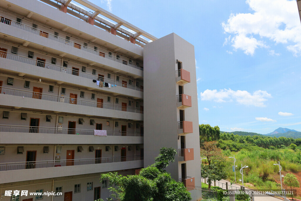 学校宿舍楼外观风景