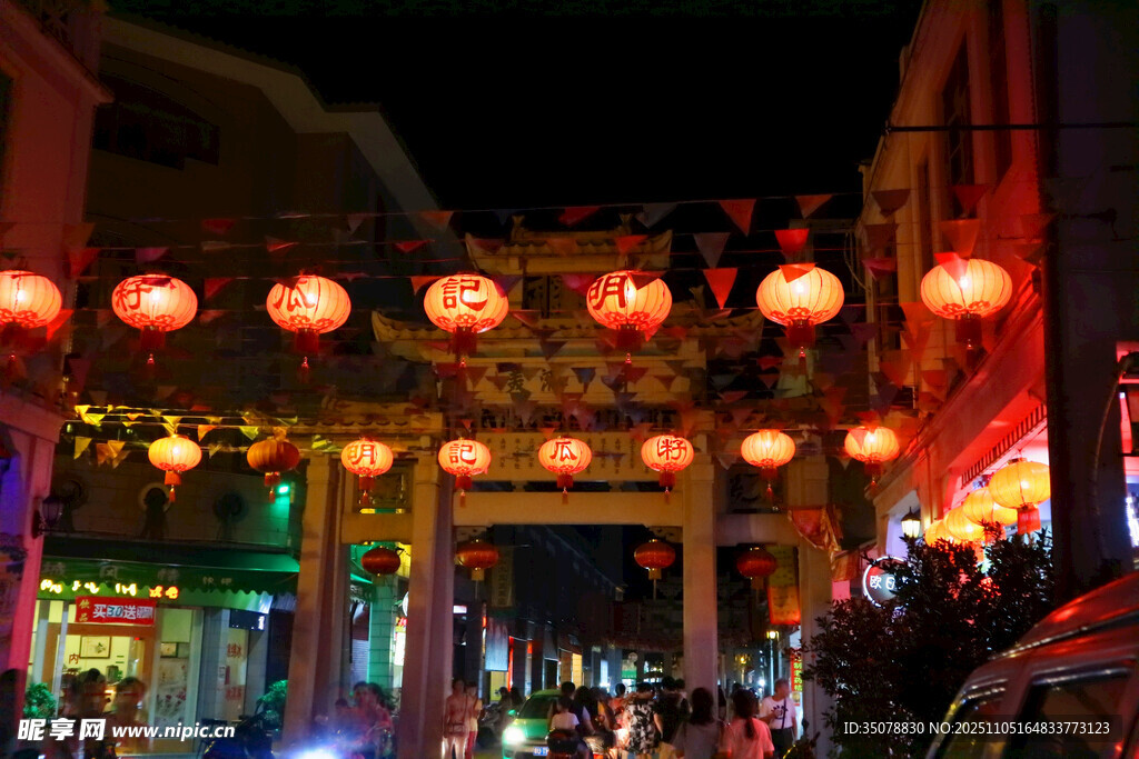 夜晚街头的绚烂灯笼景观