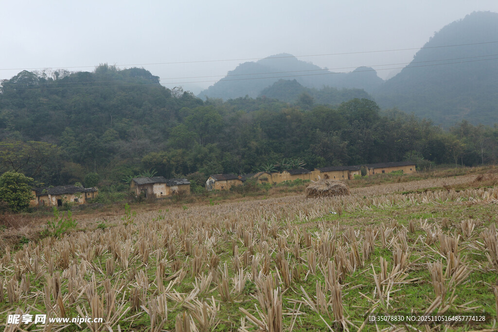 田野山峦间的乡村景致