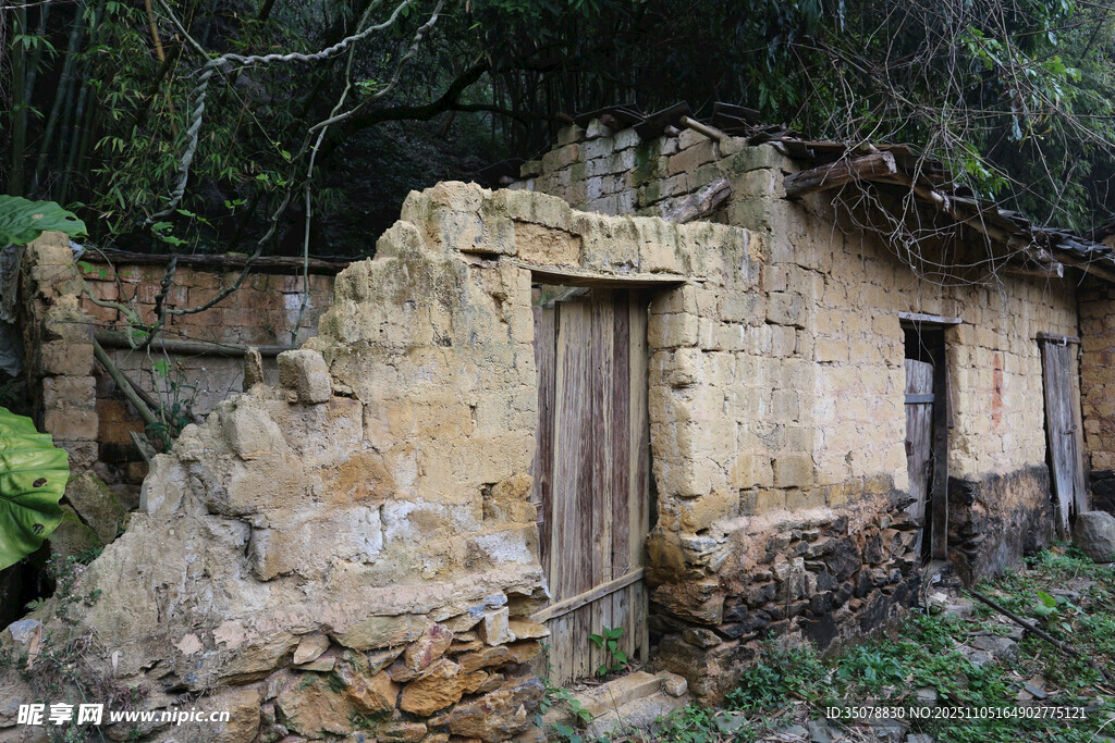 破旧废弃的乡村老屋