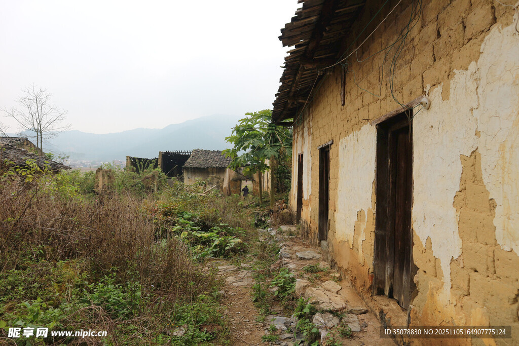 破旧乡村老屋岁月痕迹