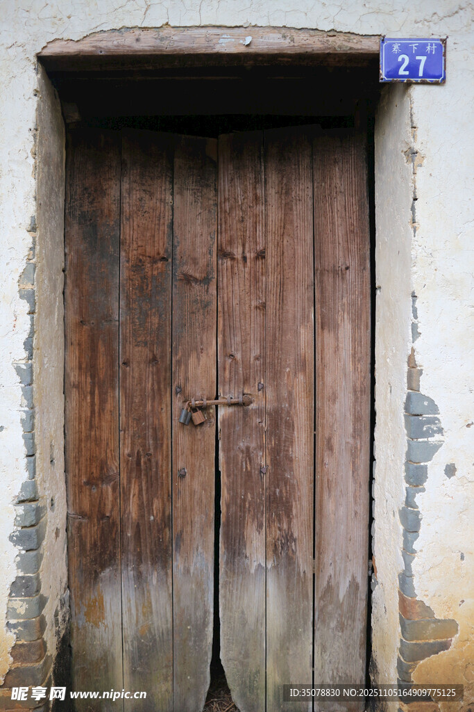 老旧木门岁月的斑驳痕迹