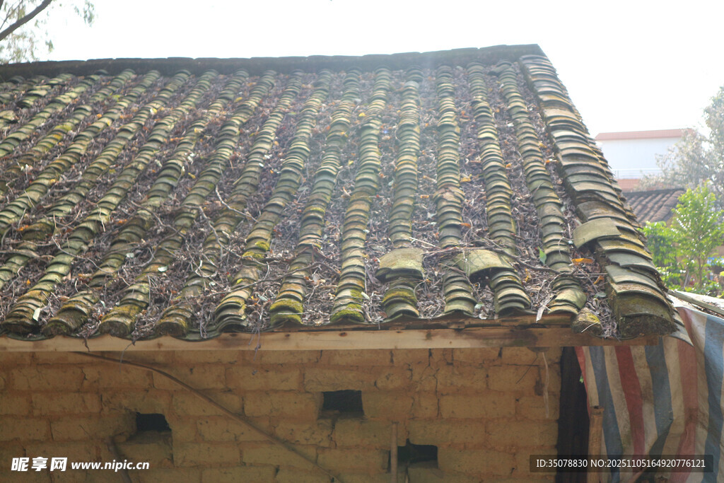 老旧瓦房的斑驳屋顶