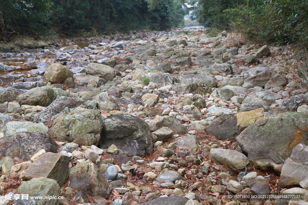 山间碎石遍布的溪流景观
