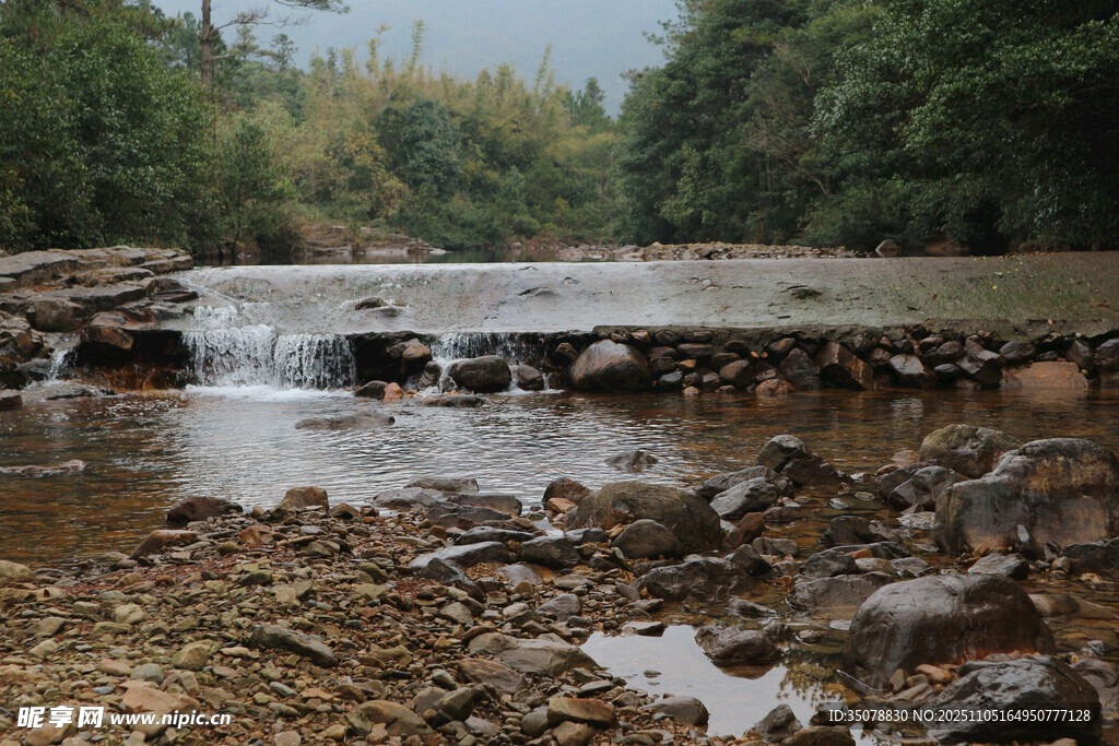 山间溪流石间潺潺水景