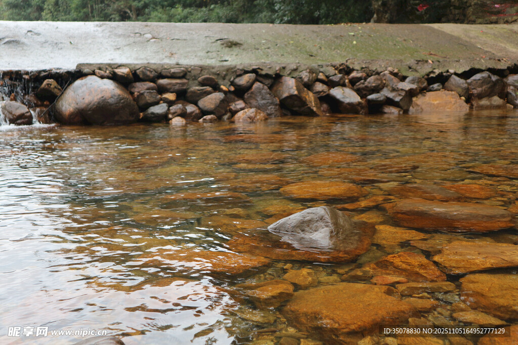 溪边圆润石头与清澈流水
