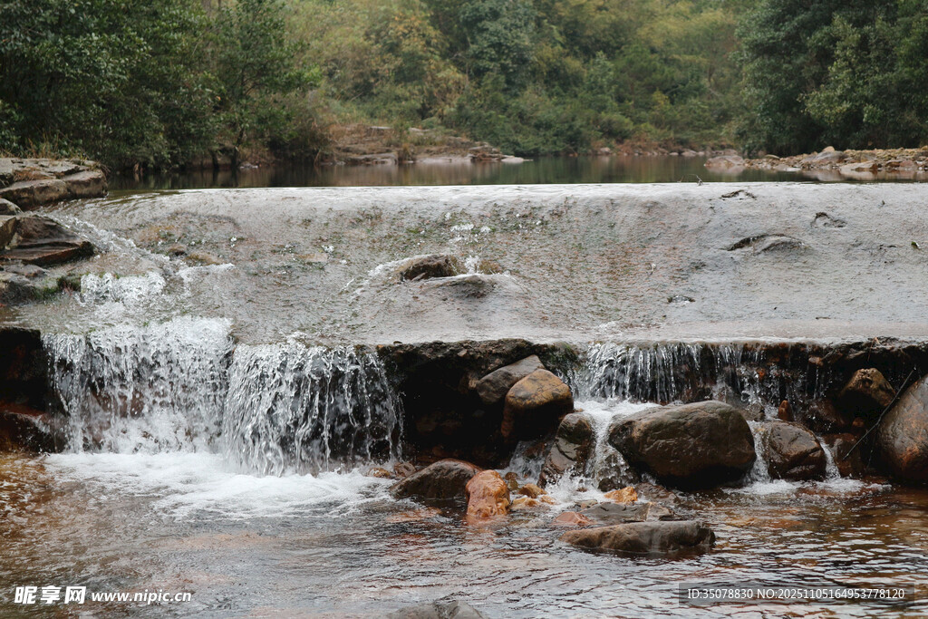 山间小瀑布流水潺潺