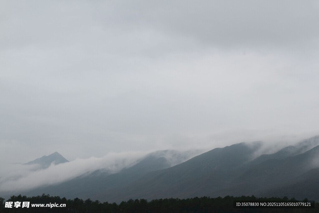 云雾缭绕的山峦景色