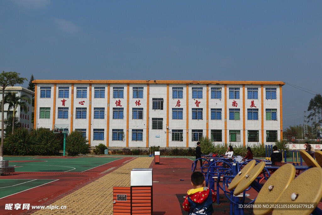 校园教学楼前的多彩设施