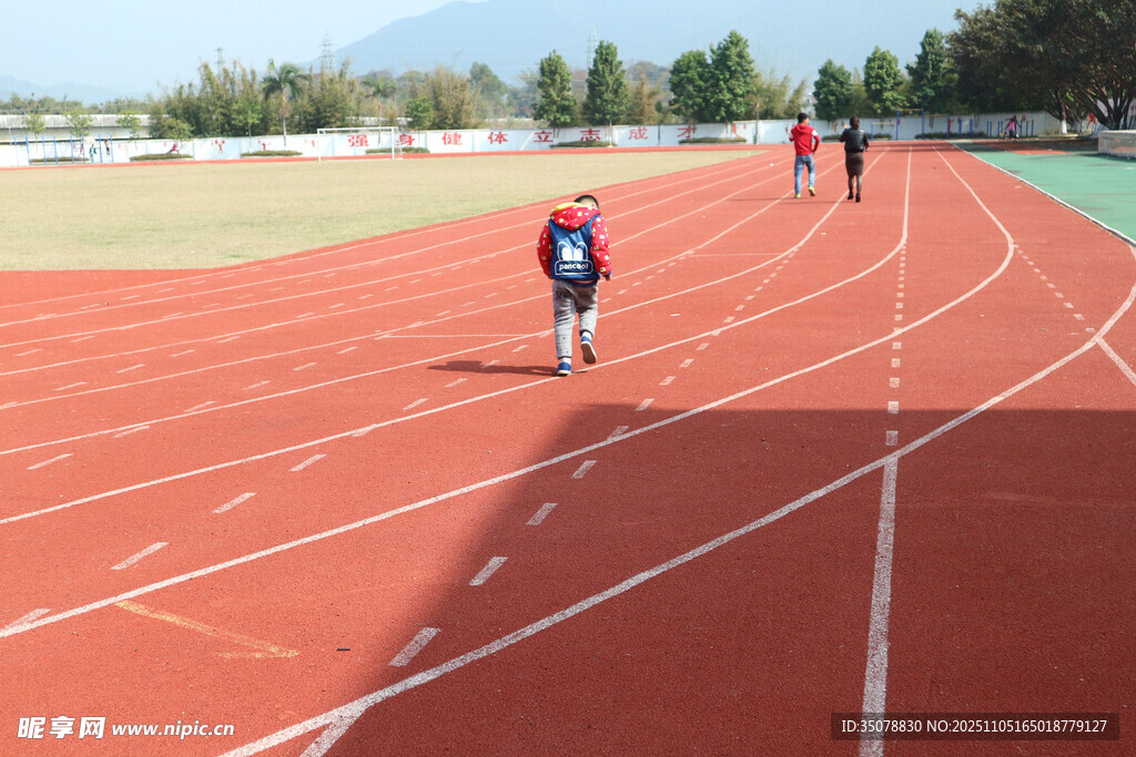 跑道上的运动员