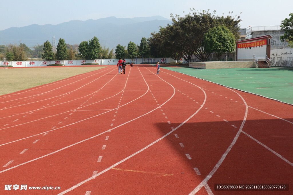 红色塑胶跑道运动场