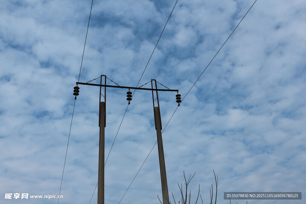 蓝天白云下的电线杆