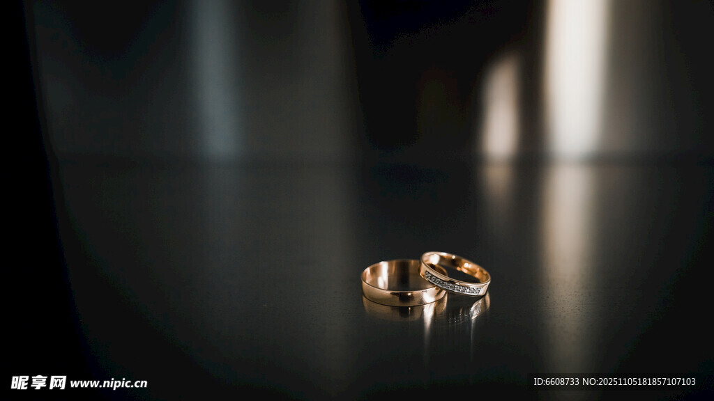 精致对戒置于深色背景