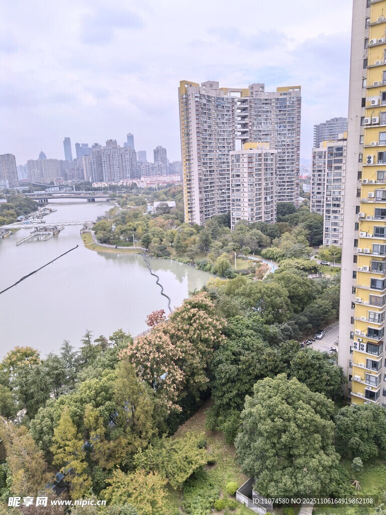 城市河畔高楼绿植景观