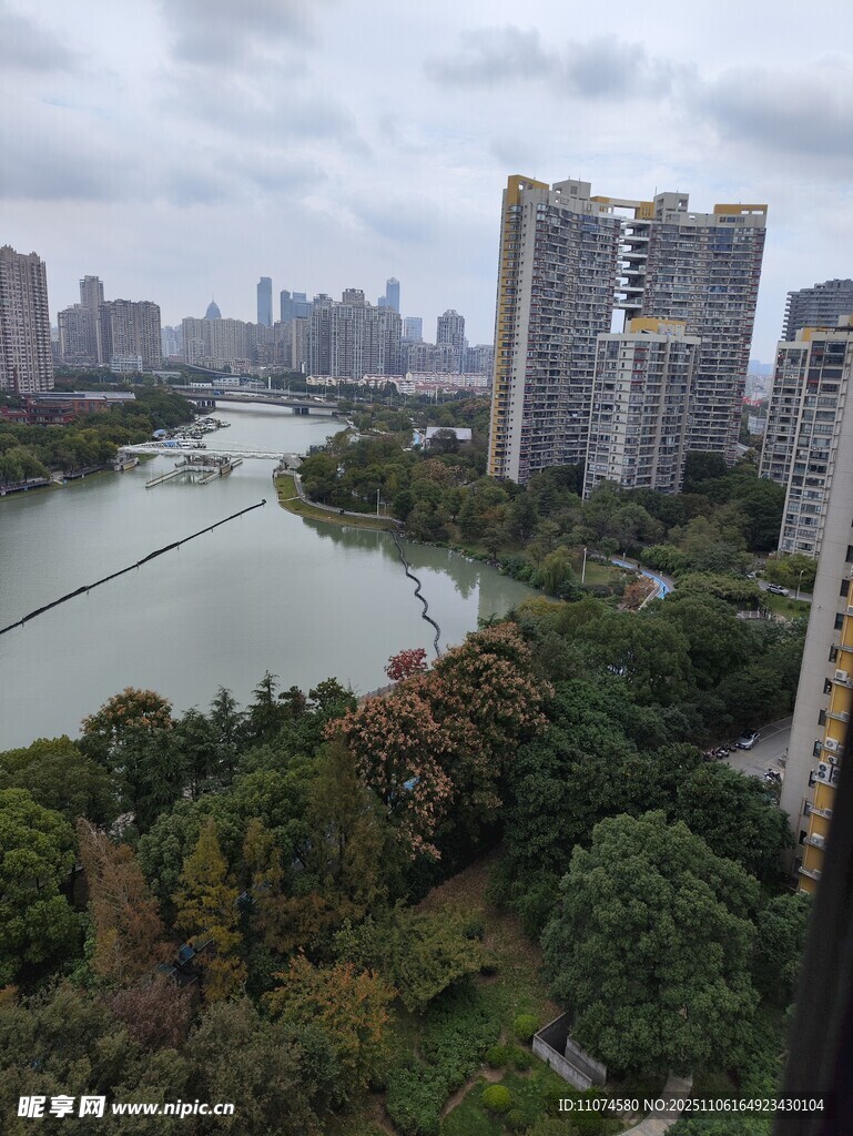 城市河畔景观俯瞰